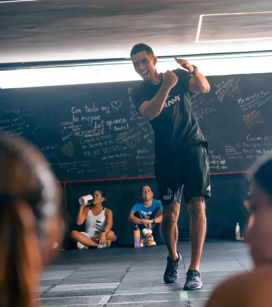 Andrés González impartiendo clases en Brave, su centro de entrenamiento funcional (Foto: Instagram)