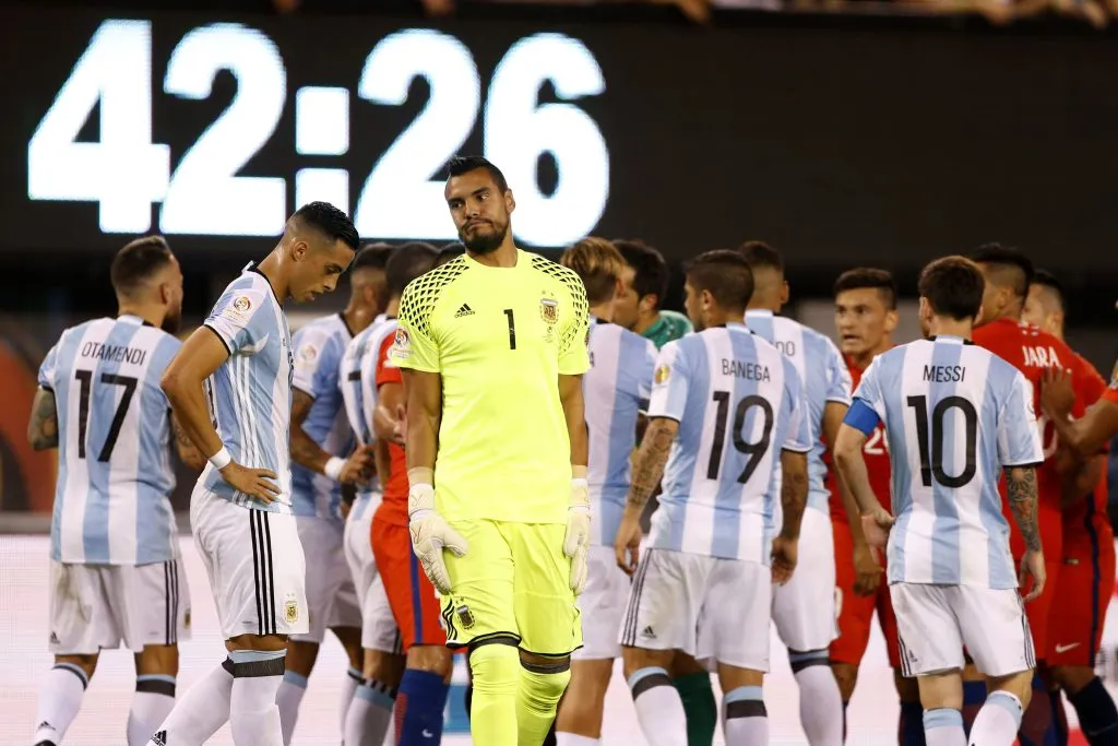 Sergio Romero recordó las finales de Copa América ante Chile en las ediciones 2015 y Centenario 2016, donde en ambas perdió. Foto: Photosport.