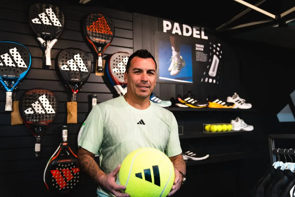 Esteban Paredes de a poco se ha ido metiendo en el pádel.