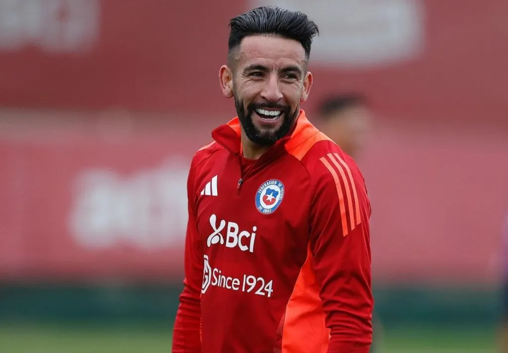 La novela entre Isla y los albos sigue sumando capítulos