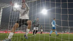 Damián Pizarro marcaba para Colo Colo, pero el gol fue anulado por acción factual. (Foto: Photosport)