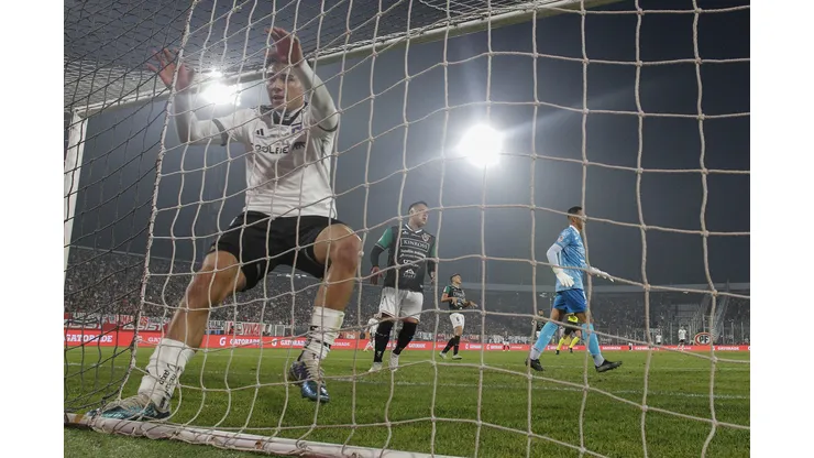 Damián Pizarro marcaba para Colo Colo, pero el gol fue anulado por acción factual. (Foto: Photosport)