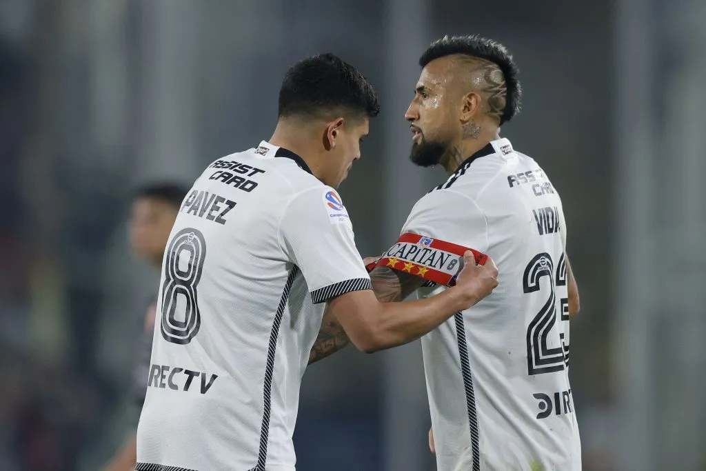 Tras la expulsión, Esteban Pavez le entregó la jineta de capitán a Arturo Vidal. (Foto: Felipe Zanca /Photosport)