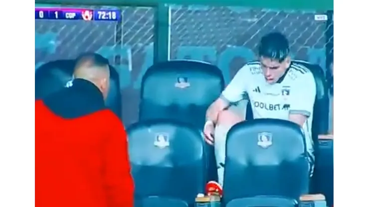 Carlos Palacios fue reprendido por Jorge Almirón en la derrota de Colo Colo