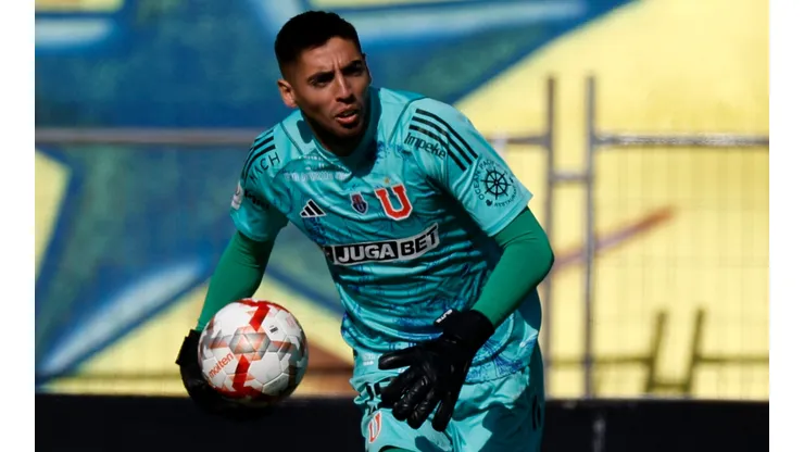 Miguel Jiménez defiende con todo a Gabriel Castellón.