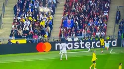 La bandera de Universidad de Chile presente en la final de la Champions League.