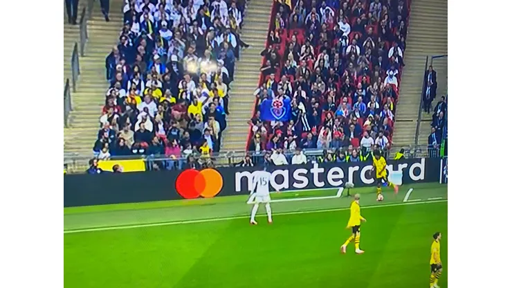 La bandera de Universidad de Chile presente en la final de la Champions League.