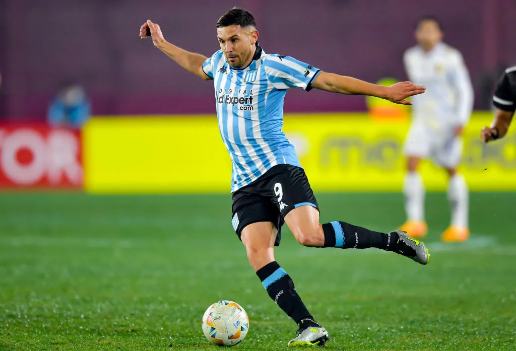 Adrián Martínez la rompe en Racing. | Foto: Getty Images