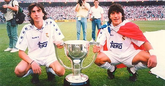 Zamorano celebrando el título de Liga en los ’90 junto a José Emilio Amavisca (Archivo)