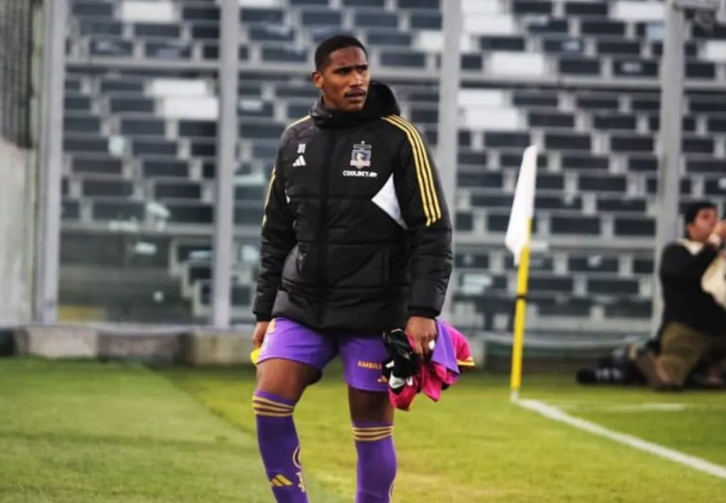 Omar Carabalí seguirá en Colo Colo hasta diciembre.