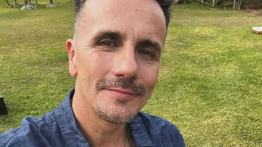 Un hombre de la TV, fanático colocolino.