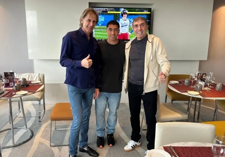 El Tigre Gareca junto al PF Néstor Bonillo y Luciano Cabral (La Roja)