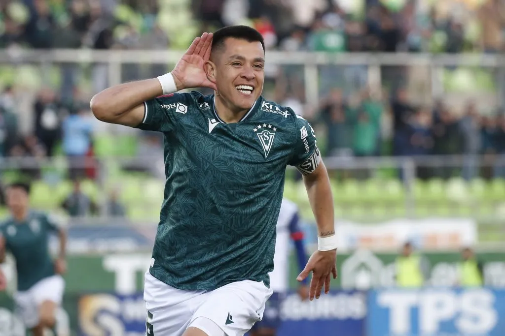 Jaime García reconoce a jugador de Santiago Wanderers (Foto: Photosport)