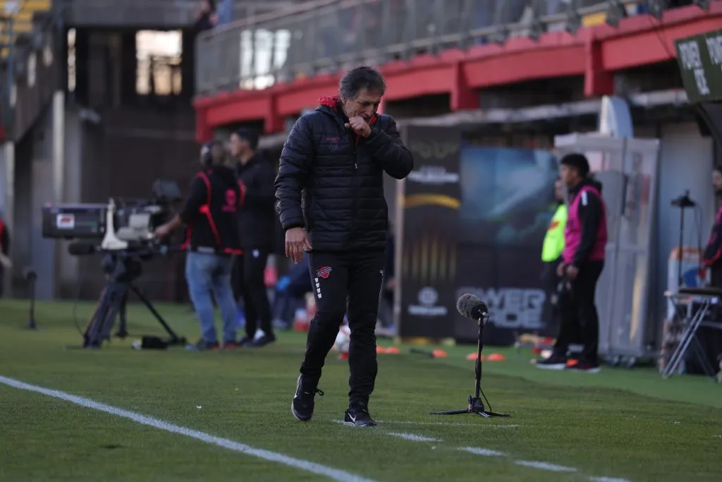 Mario Salas se siente perjudicado por el arbitraje en el partido de Ñublense ante Universidad Católica (Foto: Photosport)