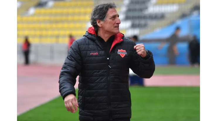 Mario Salas muestra su descontento con el arbitraje. (Foto: Photosport)