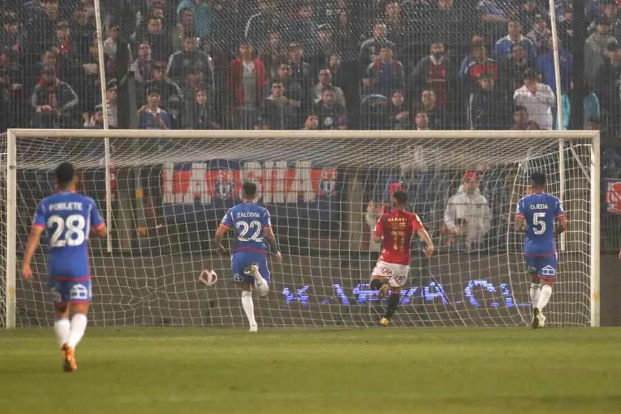 La gran noche de Ariel Uribe ante la U (Photosport)