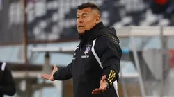 El Cacique mira con atención por un posible refuerzo.