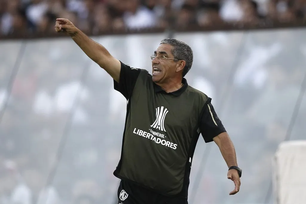 Gualberto Jara dirigió a Colo Colo por última vez en 2020. (Foto: Felipe Zanca/Photosport)