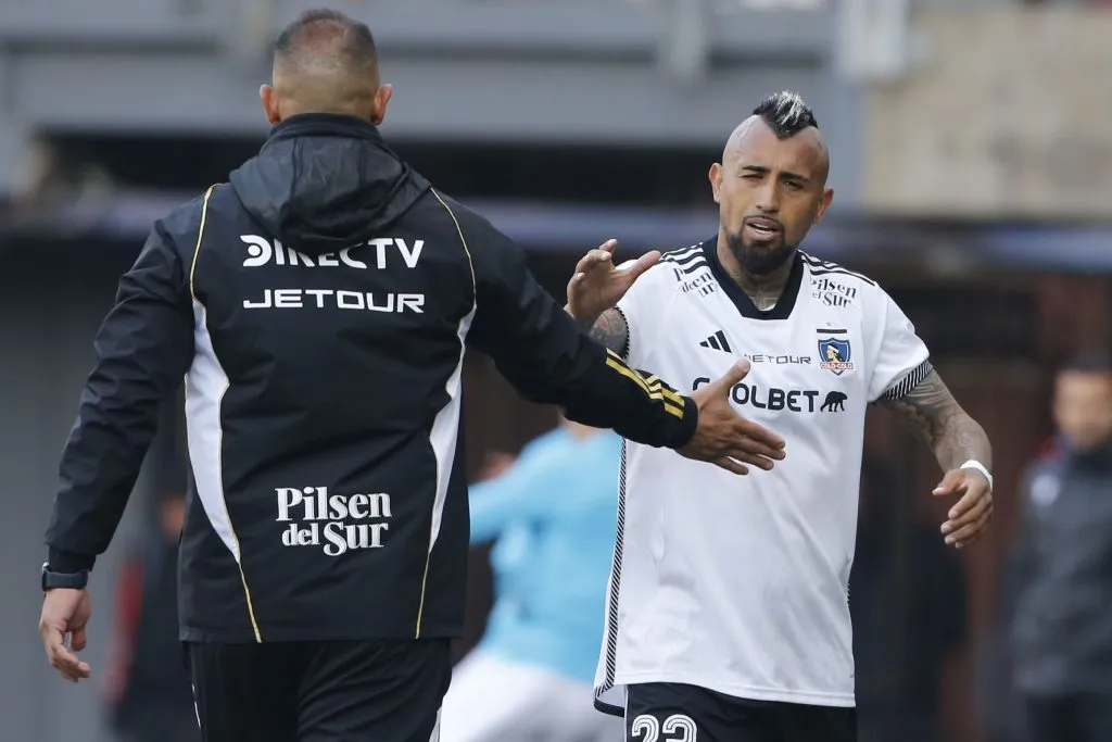 Jorge Almirón disfruta a Arturo Vidal en Colo Colo. (Foto: Dragomir Yankovic/Photosport)