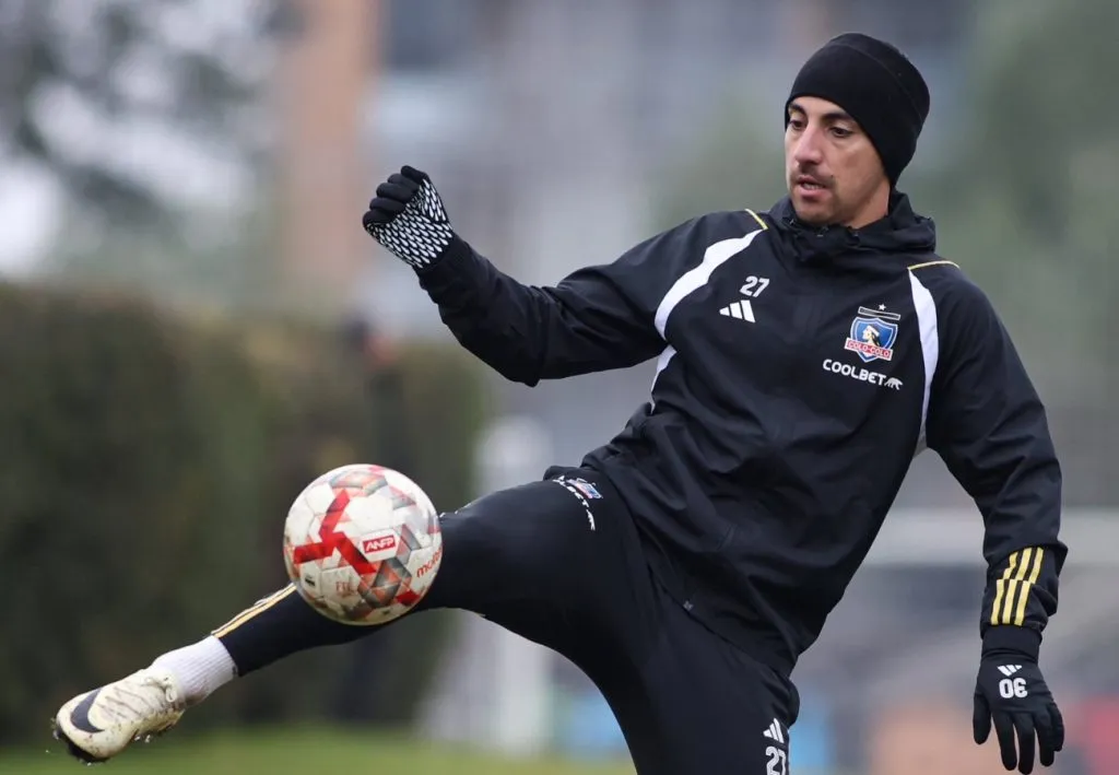 Javier Correa se entrena a la par de sus compañeros en Colo Colo. (Foto: @ColoColo)