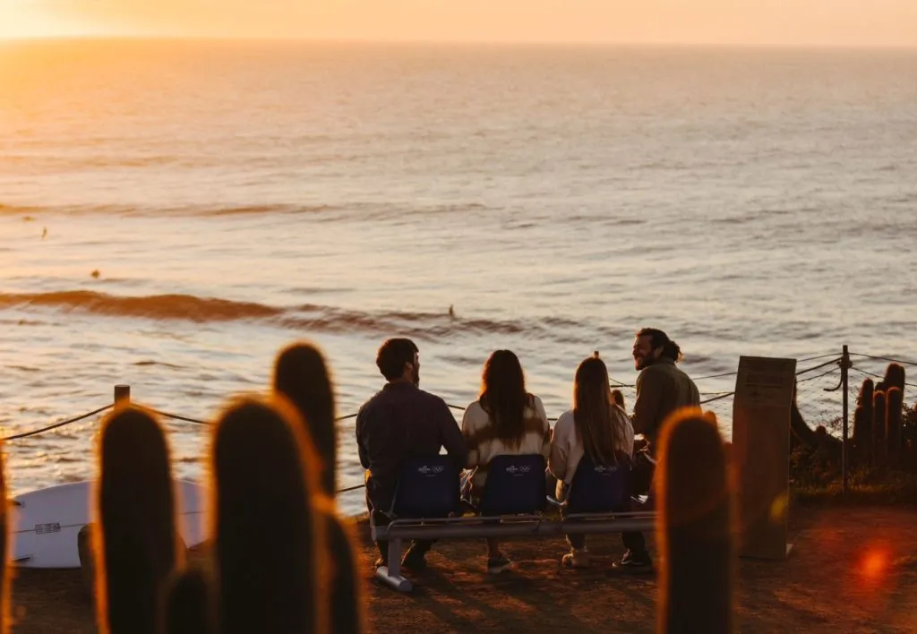 Así se ven los asientos del Stade de France en Punta de Lobos, Pichilemu.