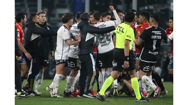 Actualización de informe arbitral afecta a jugador de Colo Colo. (Foto: Jonnathan Oyarzún/Photosport)