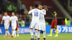 Gonzalo Jara le entrega un consejo a Arturo Vidal. (Foto: Getty)