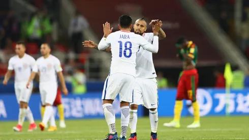 Gonzalo Jara le entrega un consejo a Arturo Vidal. (Foto: Getty)