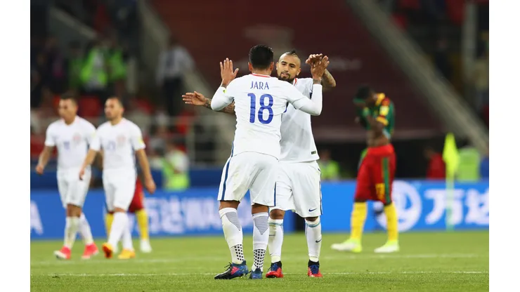 Gonzalo Jara le entrega un consejo a Arturo Vidal. (Foto: Getty)