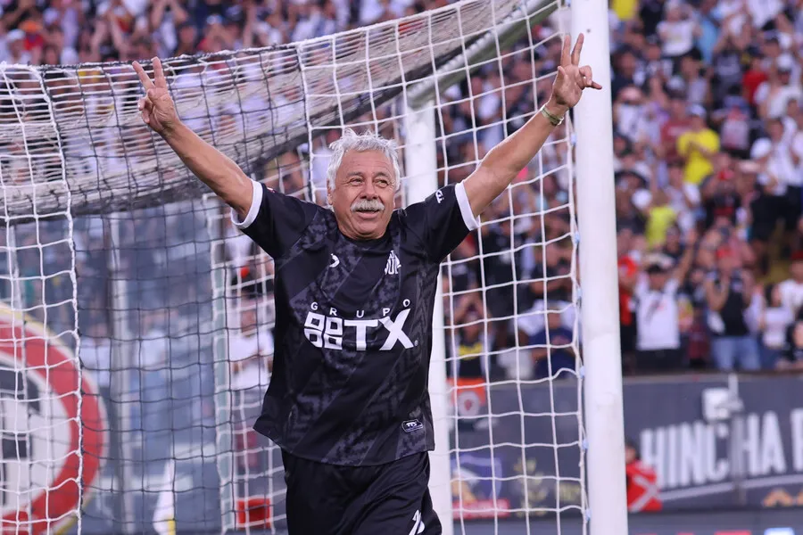 Pizarro eligió a Caszely como máxima figura alba. | Foto: Photosport