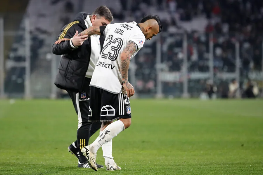 Arturo Vidal salió con evidente dolor de la cancha ante Unión. | Foto: Photosport