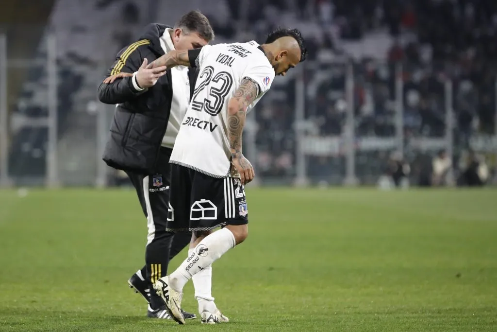 Arturo Vidal no pudo terminar el partido entre Colo Colo y Unión Española. (Foto: Felipe Zanca/Photosport)