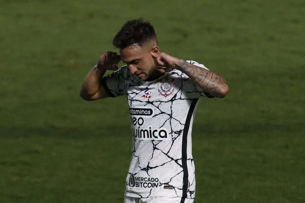 Gustavo Mosquito celebrando un gol en el duelo ante Red Bull Bragantino | FOTO: Miguel Schincariol/Getty Images