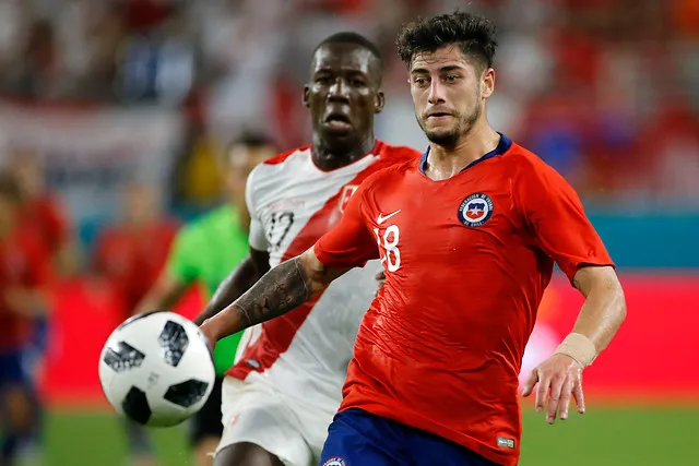 Sagal vistiendo la camiseta de La Roja | Foto: PHOTOSPORT