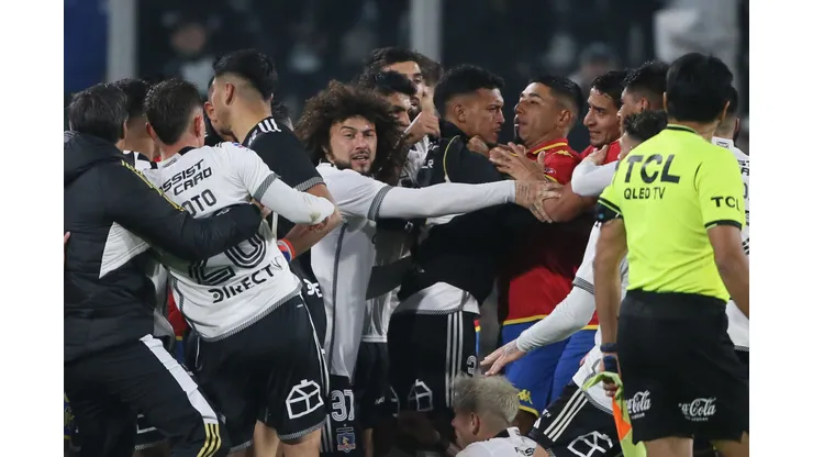 Liberan audios del VAR en la polémica pelea entre Colo Colo y Unión Española.