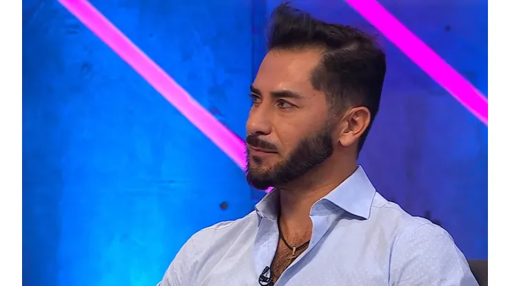 Johnny Herrera considera que es penalcito de Felipe Masrri a Carlos Palacios. (Foto: TNT Sports)