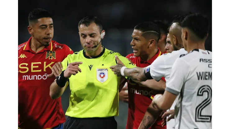 El arbitraje entre Colo Colo y Unión Española generó una gran polémica.