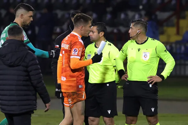 Insaurralde no se guardó nada contra el arbitraje | Foto: Photosport