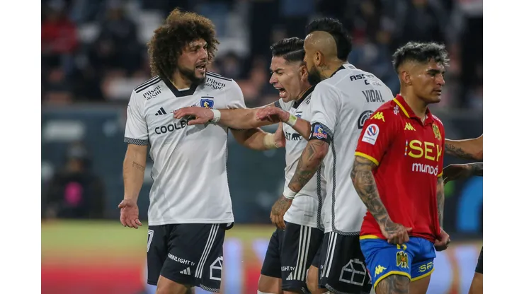 Maximiliano Falcón y Arturo Vidal tuvieron un encontronazo. (Foto: Photosport)