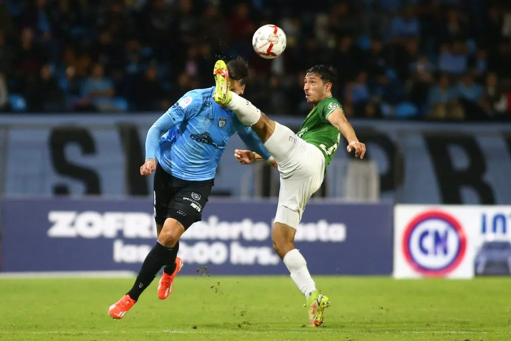 La fuerte infracción de Guiffrey a Pino le terminó costando caro al defensor argentino | FOTO: Alex Diaz/Photosport