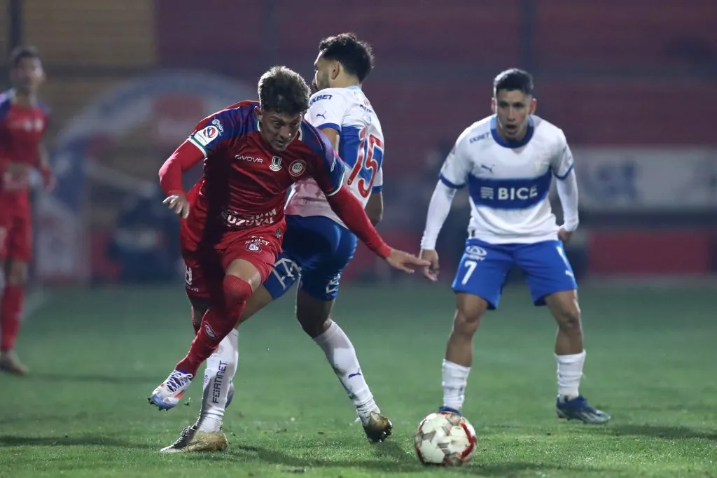 Pablo Parra tuvo su estreno este sábado con Unión La Calera ante Universidad Católica. (Foto: Jonnathan Oyarzún/Photosport)