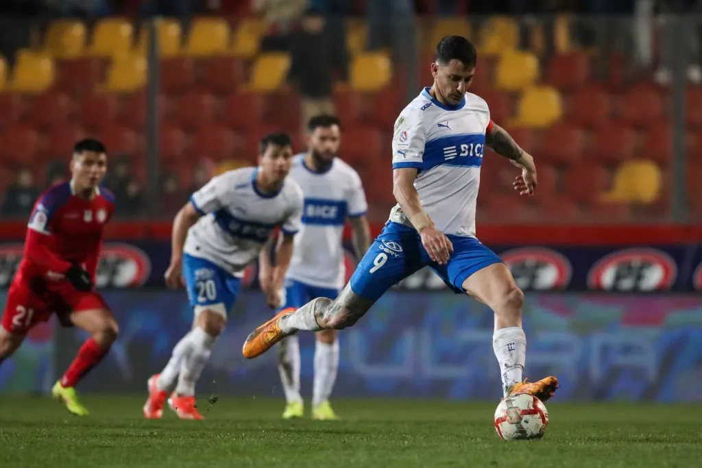 Fernando Zampedri anotó por cuenta doble en la victoria de la UC ante La Calera. (Foto: Jonnathan Oyarzún/Photosport)