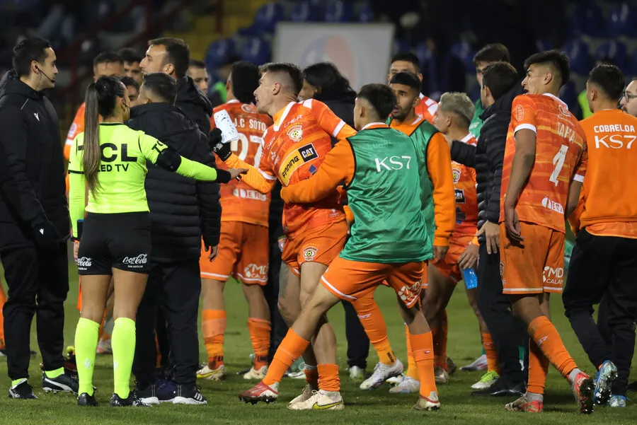 Cobreloa alegó furiosamente contra el arbitraje. | Foto: Photosport