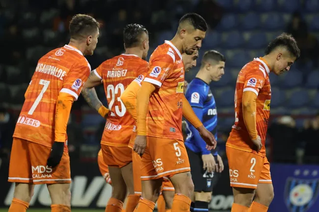 Rodolfo González critica el arbitraje de Benjamín Saravia en el encuentro de Cobreloa ante Huachipato en el estadio CAP. (Foto: Photosport)