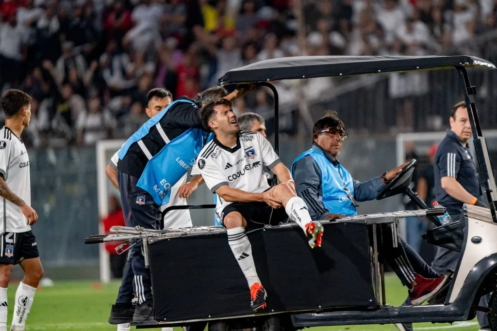César Fuentes se lesionó en los descuentos del partido de vuelta entre Colo Colo y Sportivo Trinidense. (Foto: Guillermo Salazar)