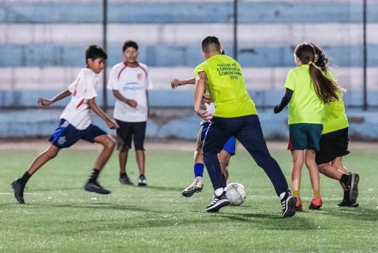 Sánchez disfruta con los niños pertenecientes a la escuela de fútbol Lazareto A.S. | FOTO: Instagram