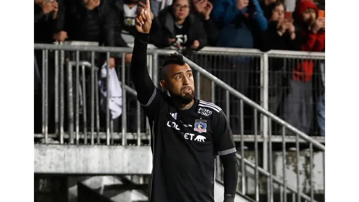 Arturo Vidal se robó todas las miradas en la visita de Colo Colo a Puerto Montt. (Foto: Photosport)