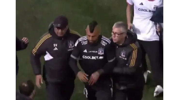 Arturo Vidal debió salir escoltado
