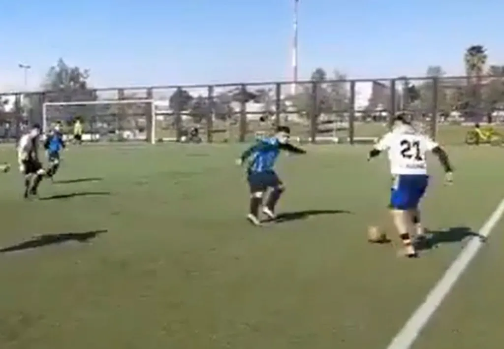 Marcelo Morales (con la 21) en un partido de futbolito en Pedro Aguirre Cerda. 