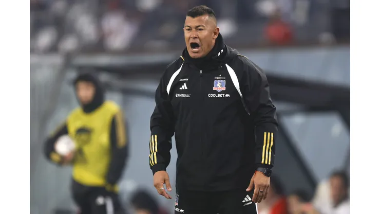 Hacen llamado a Jorge Almirón por los laterales de Colo Colo. (Foto: Felipe Zanca/Photosport)